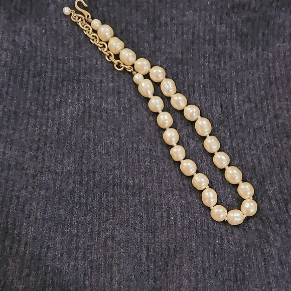 Elegant Vintage Faux Pearl Necklace with Gold Accents - Picture 3 of 6
